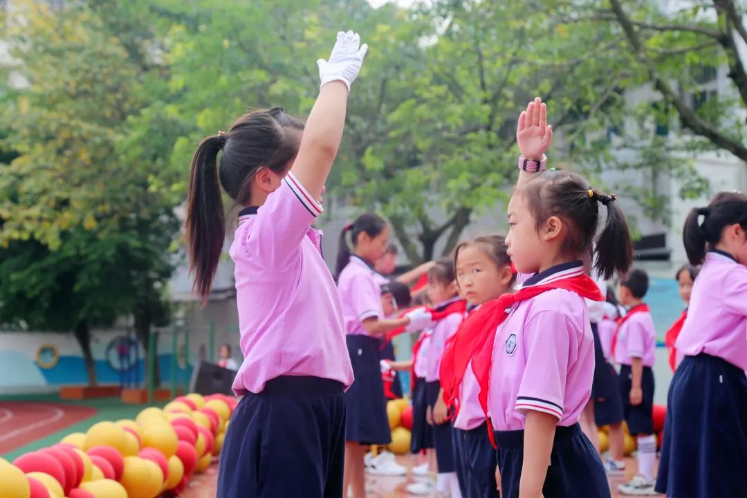 四川天府新区新兴小学举行2022年第一批新队员入队仪式