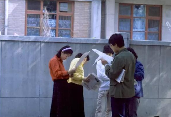 内蒙古教师张秀荣：花半月工资给贫困生买鞋，26年后学生买房报恩