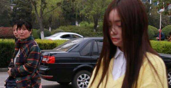 10年前，为了爱情不择手段的官二代，当街泼汽油报复16岁少女周岩