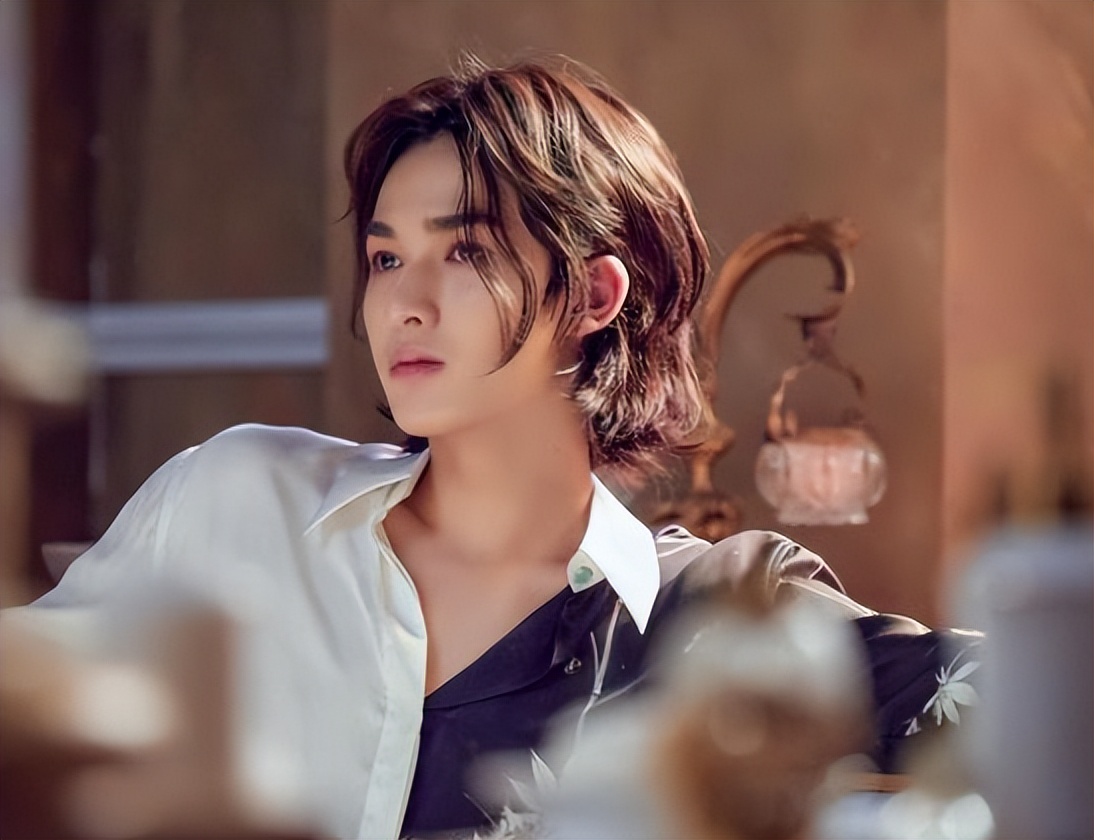 高校“长发飘飘”男生火了，五官端正眉目俊朗，网友：是男是女？