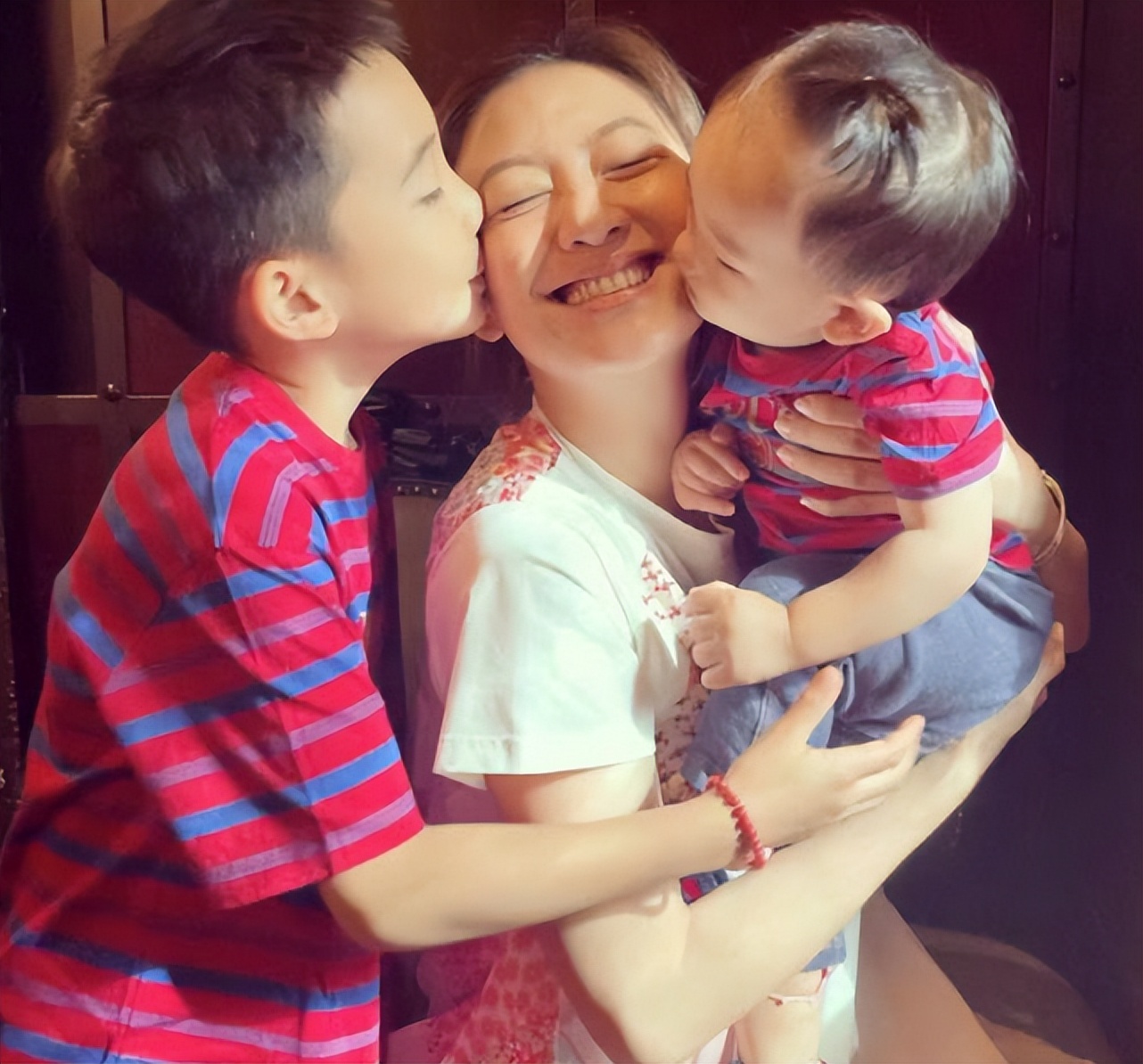 应采儿探班陈小春，带儿子游乐场玩耍，Jasper与小朋友互动好可爱