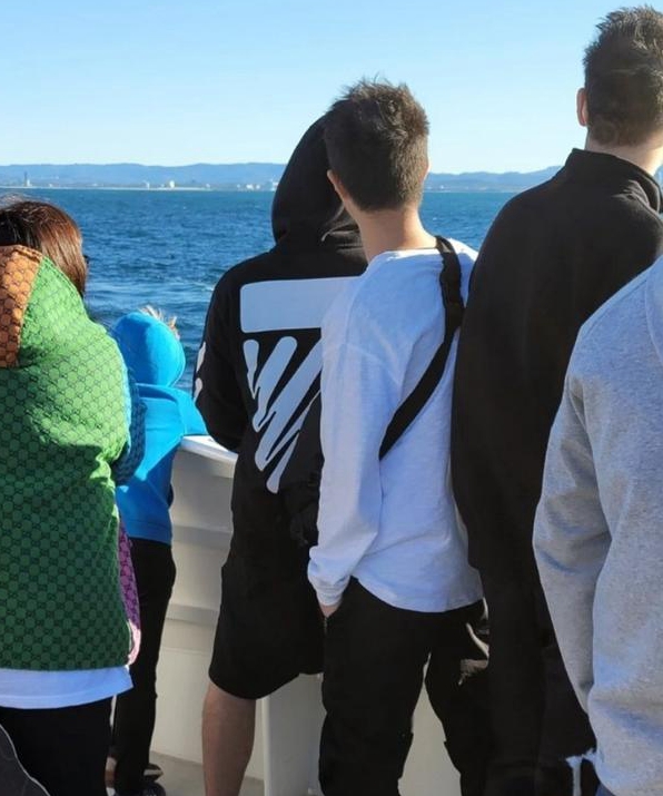 周杰伦全家出游，助理检查路人手机禁止拍照，网友建议当事人报警