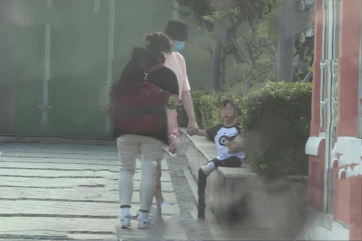 51岁孙红雷带娃外出！怀抱4岁半女儿好宠溺，孩子继承母亲高颜值