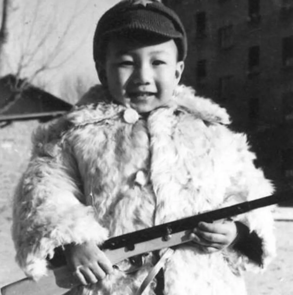 他是胡军的父亲，我国著名歌唱家，打过仗，留过洋，娶了个好媳妇