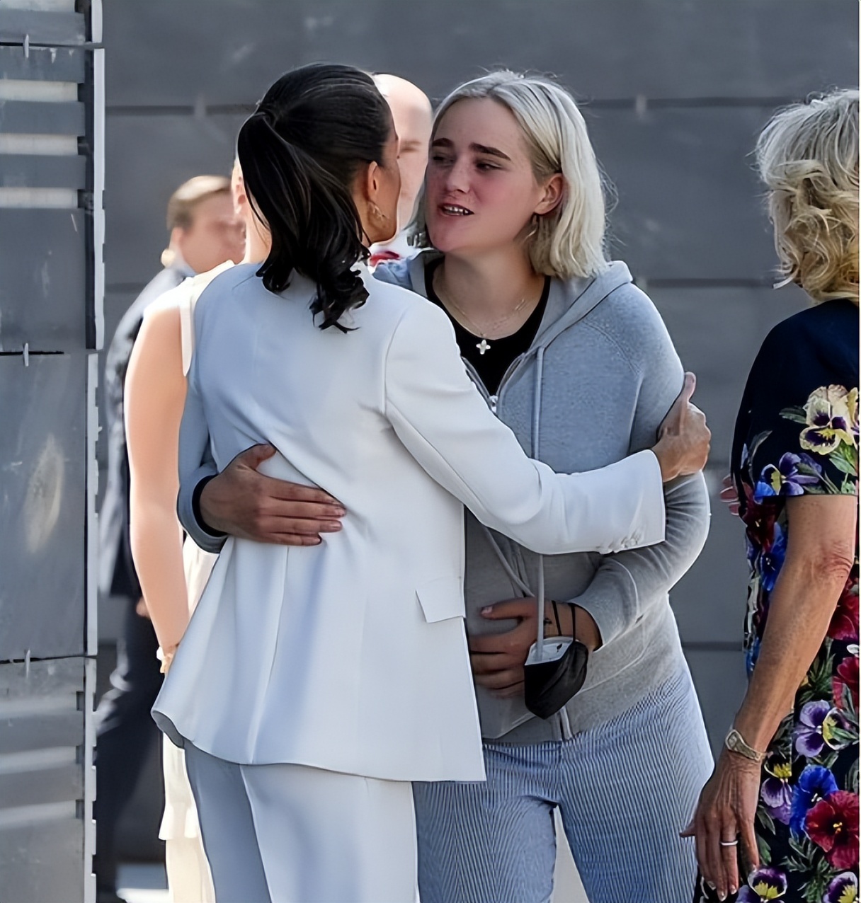 21岁梅西难得穿裙子！廓形西服配半身裙出席晚宴，终于像个女生了