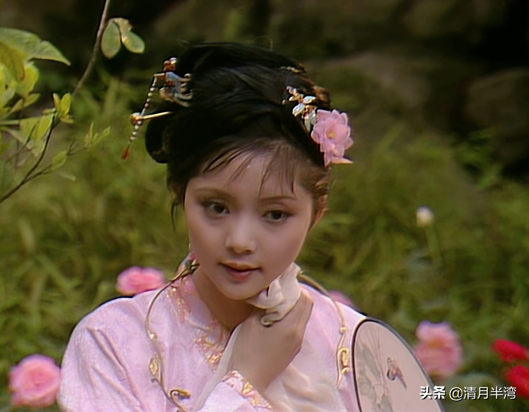 同样是演“宝钗扑蝶”，张莉灵气四溢美如画，李沁木头桩子干扑腾