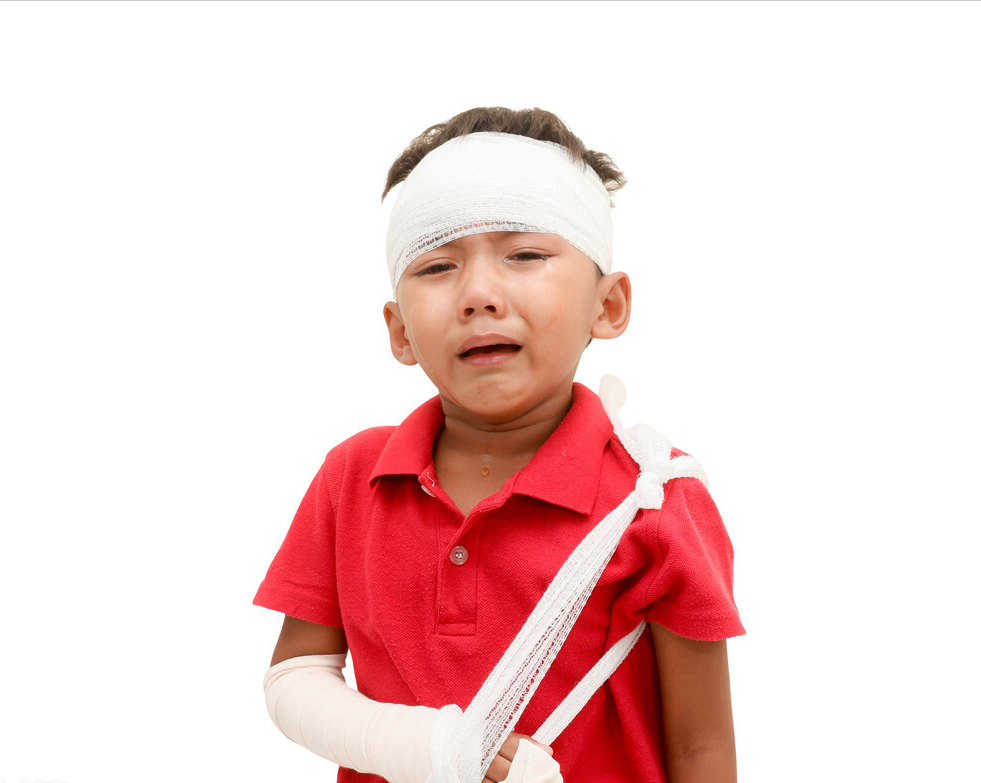 打闹时被女同学踢裆部,后果心痛:家长尽早告诉孩子怎样保护身体