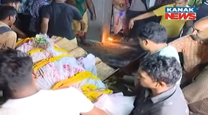 印度老戏骨家中上吊自杀终年58岁，生前家庭美满、演过上百个角色