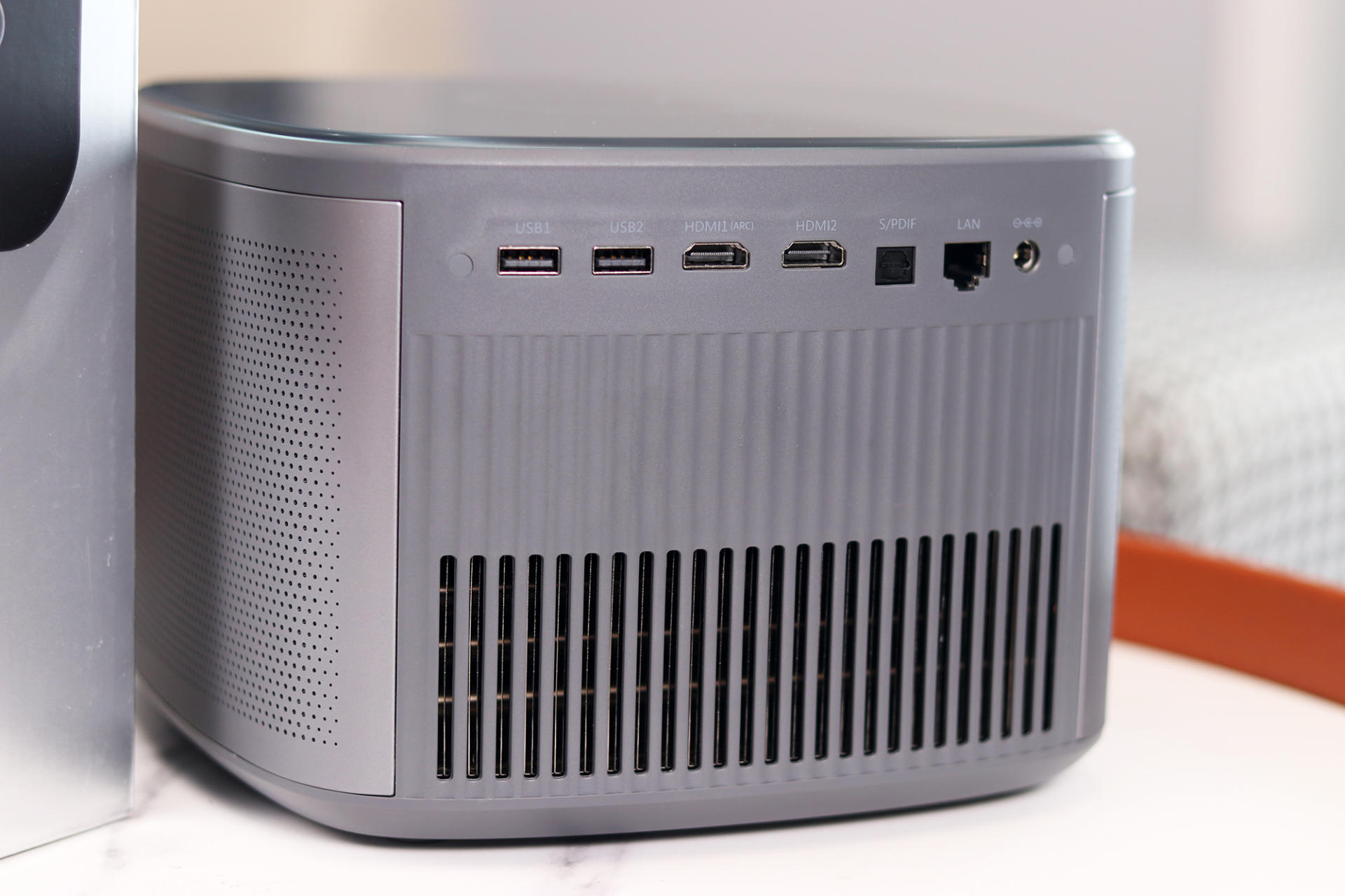 还原本真色彩！徕卡加持的旗舰投影：坚果J10S上手体验