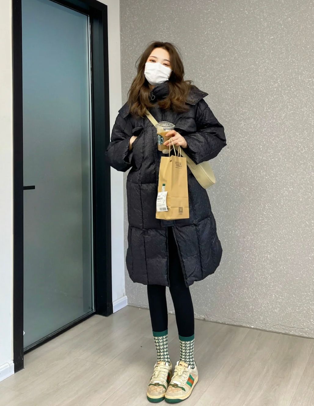 牛仔裤落伍了，试试今年大火的“鲨鱼裤”，配羽绒服大衣都挺时髦