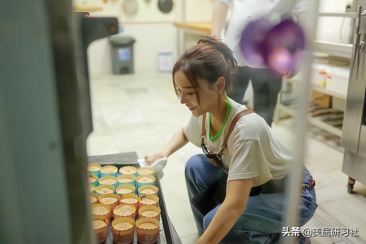 35岁袁姗姗晒出独居生活照，全屋比较凌乱，网友却说：很有烟火味