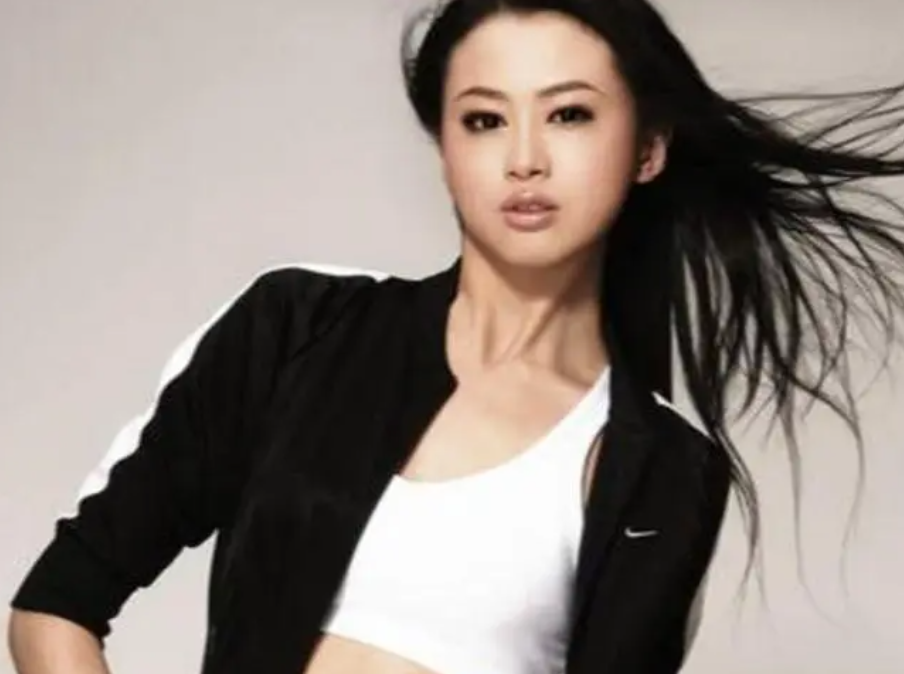 “体操女神”戴菲菲，19岁突然退役后：北大任教之余，进军娱乐圈