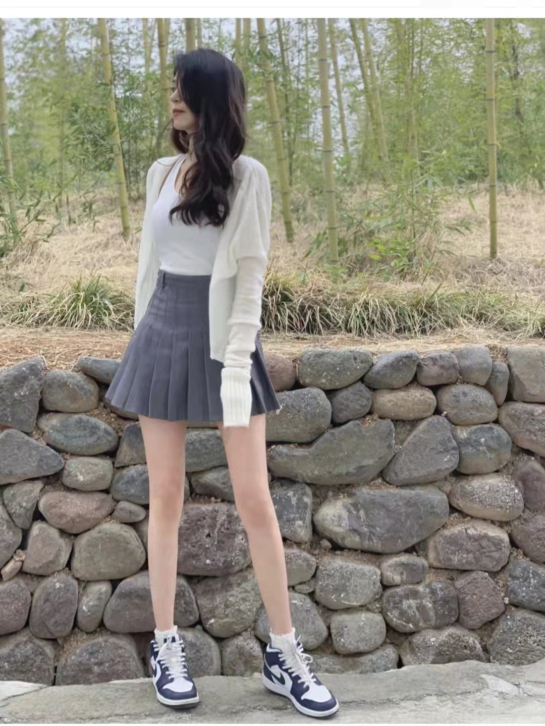 look4 白色微透针织开衫 内搭挂脖小吊带 灰色百褶裙 运动鞋灰色