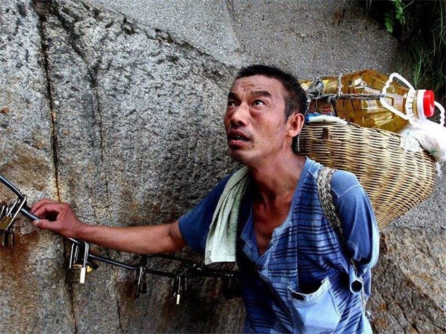 華山挑夫可能無人再接班：擔140斤走2公裡，賺的都是血汗錢