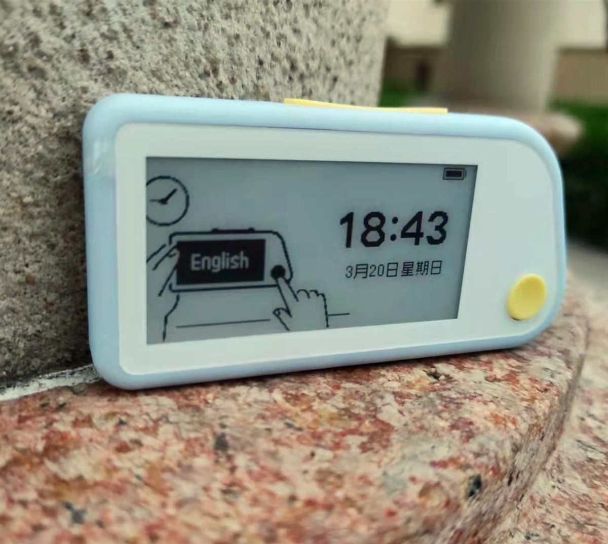 你知道电子水墨屏吗？这台喵喵机电子单词卡充电100天