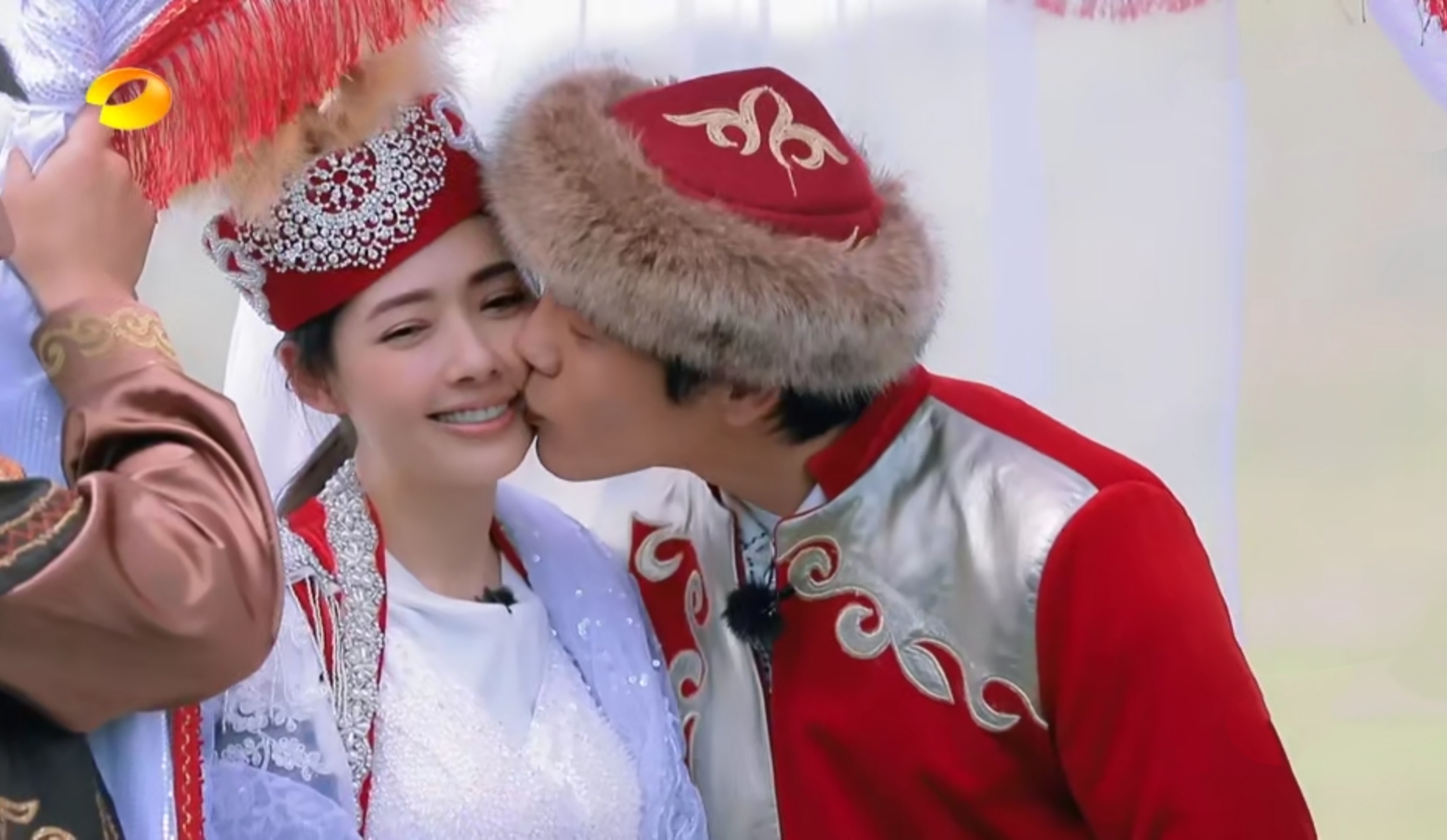 向太一家五口外出就餐，郭碧婷向佐牵手走出，女儿扎冲天辫萌态足