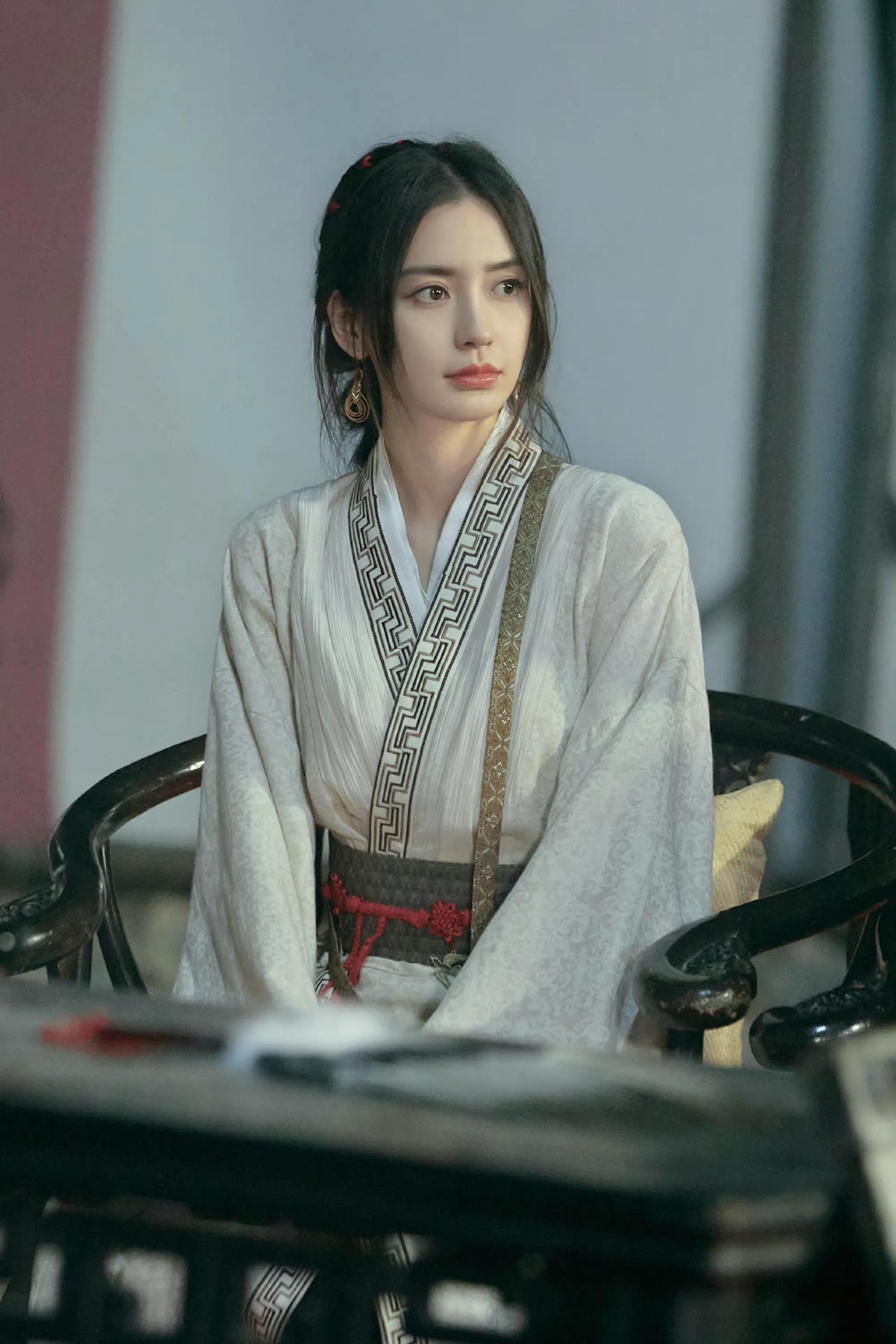 新一期《奔跑吧》和《萌探2》之最新一期的Angelababy