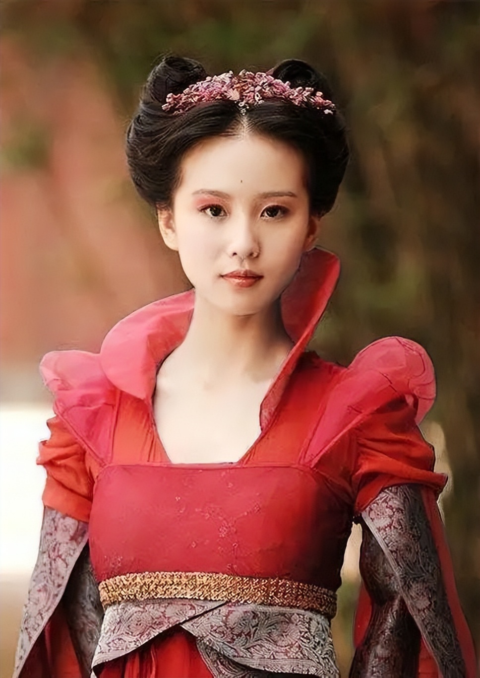 同样是“红衣造型”，杨幂娇俏像少女，赵丽颖霸气十足