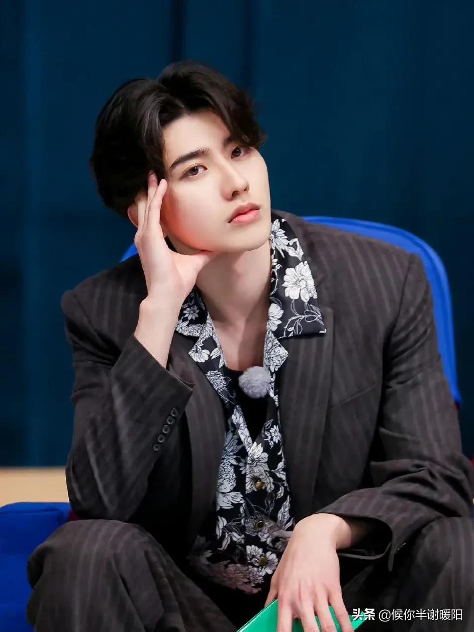 男明星“中分”发型不好看?肖战眼前一亮,朱一龙任嘉伦太惊艳