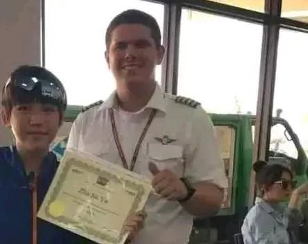 又一小童星长大了，年仅13岁的他，就拿下了飞行执照
