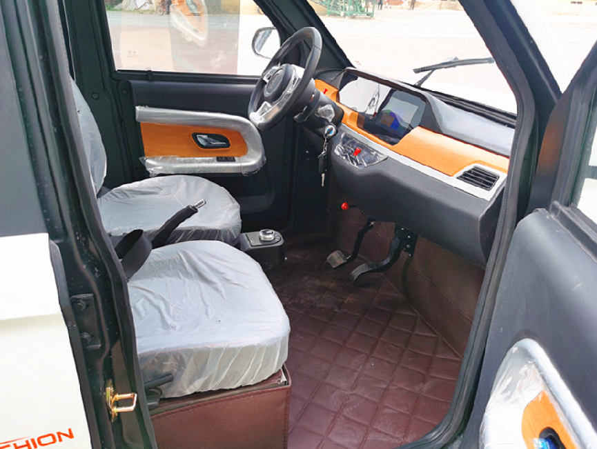 老头乐的大哥，挂着大奔车标的新能源老年代步车你见过吗？