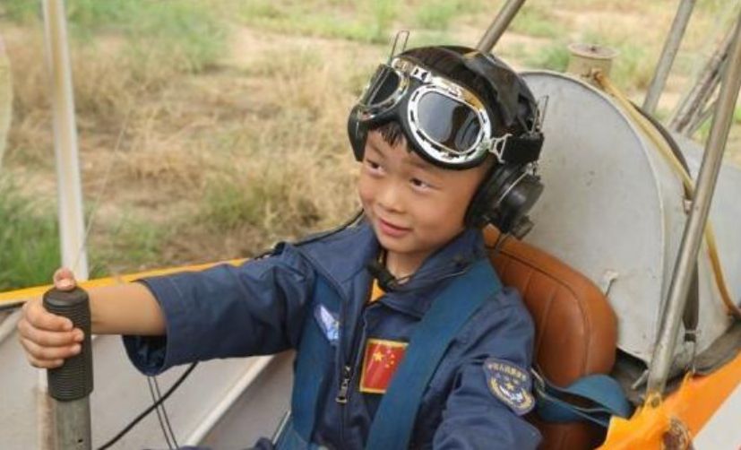 10年前除夕夜，3岁小男孩被逼雪地“裸跑”，后来他怎么样了？