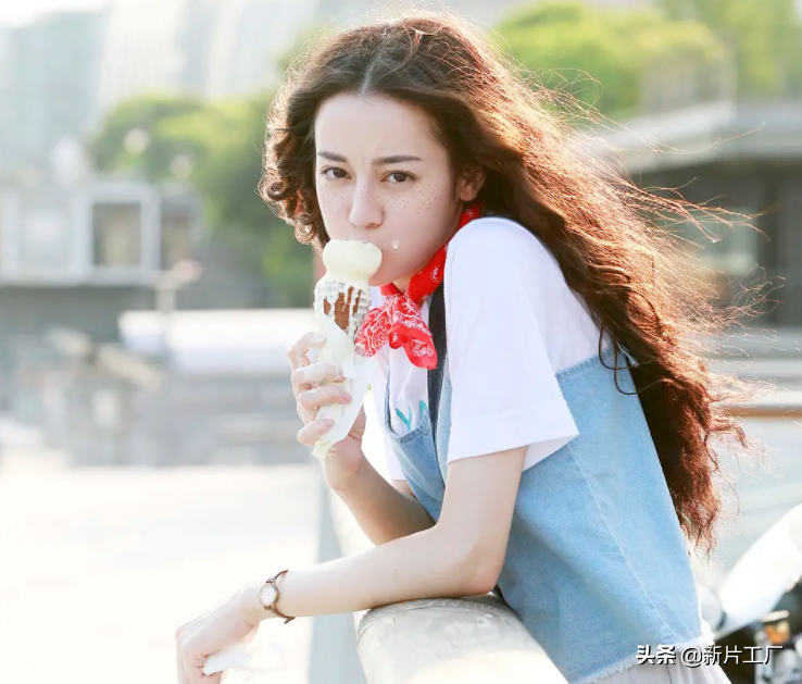 7年前，迪丽热巴演了个“绿茶”，让人记了好久，好难得