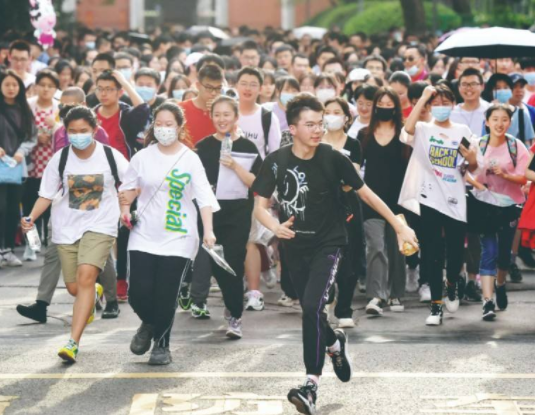 河南女神童：14岁参加高考，750分考进清华，毕业后留美不愿回国