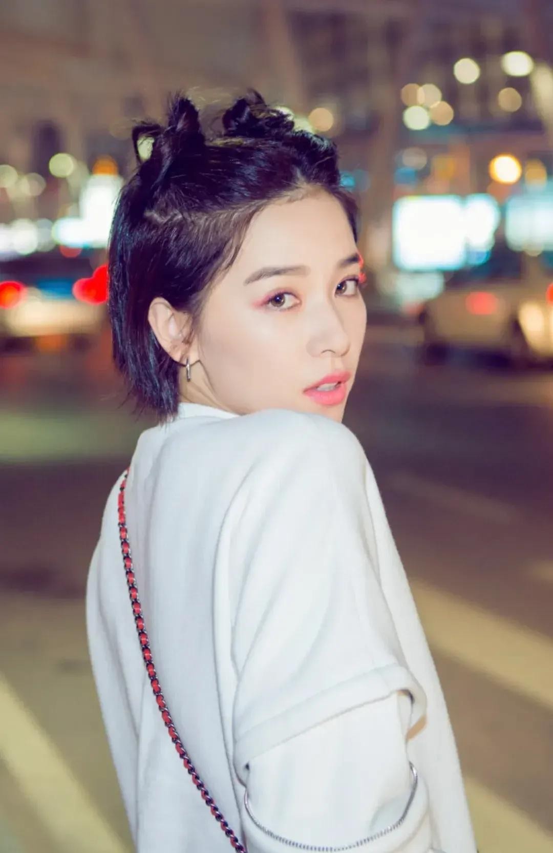 同样是“齐耳短发”，杨紫清爽减龄，迪丽热巴让人不忍直视