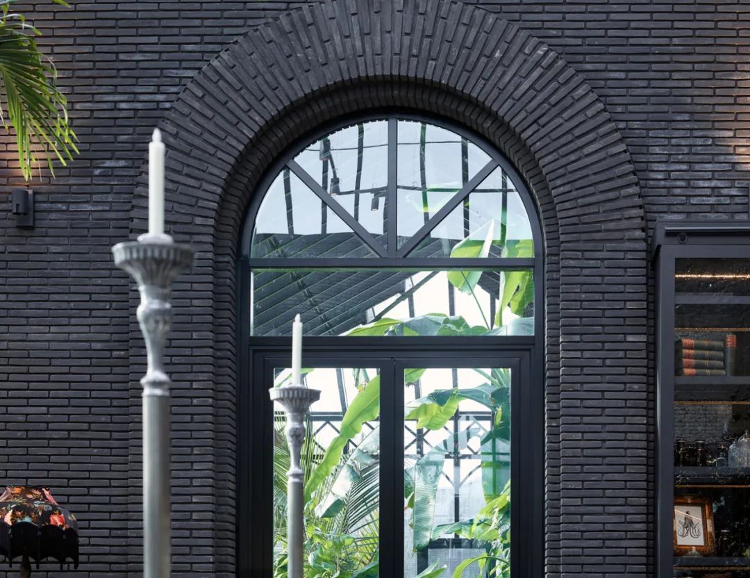 颇具特色的亨利爵士琴酒新酒厂