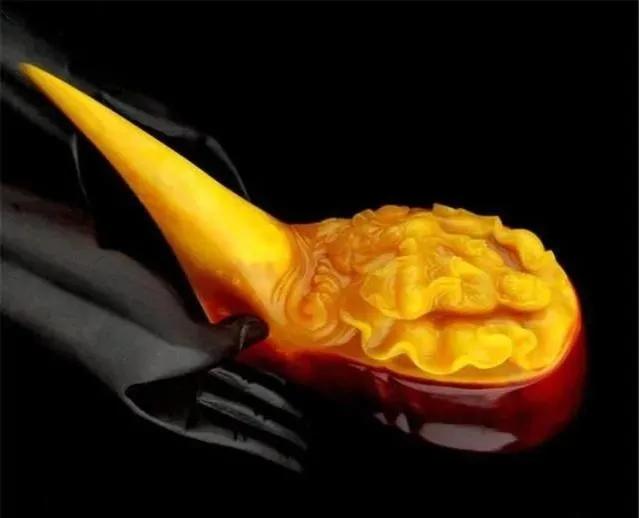 "飞来横祸",女子买盔犀鸟吊坠获刑10年,对我们有何警示?