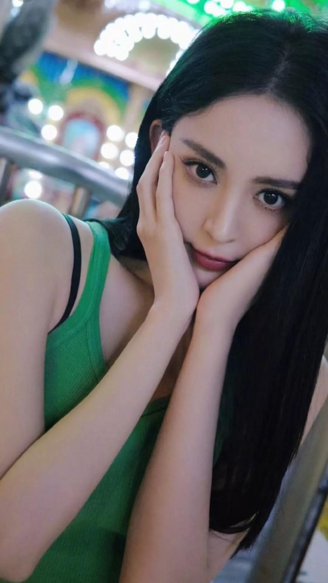 手机桌面，明星刘亦菲和古力娜扎