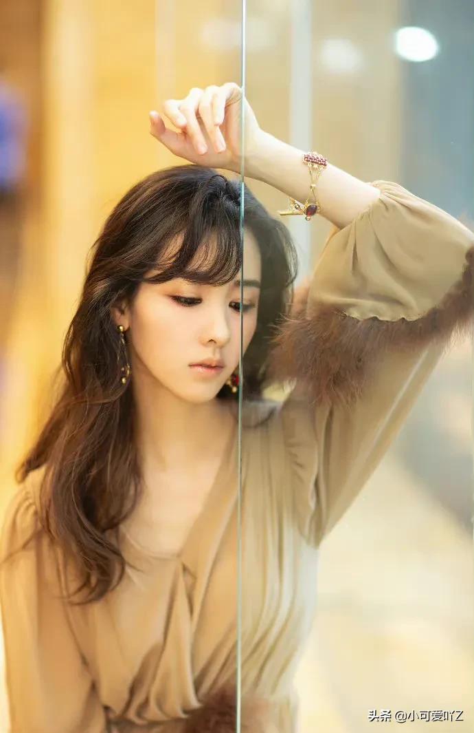 陈都灵，烟熏妆配咖啡色长裙，复古迷人