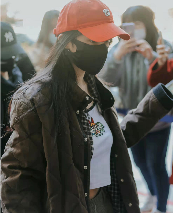 杨幂新穿搭火出圈！卫衣短裤配长筒袜少女感十足，筷子腿堪比超模