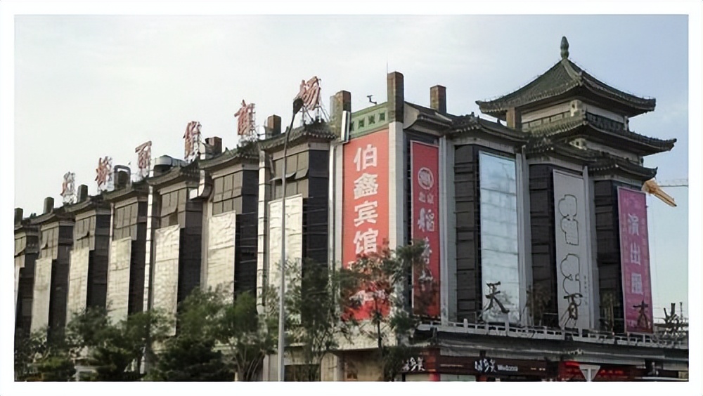 北京一商场，为承载众多人回忆的老字号，现因同行打压被迫倒闭