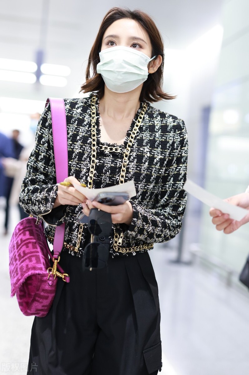 唐艺昕穿乔鸟格粗花呢外套搭配萝卜裤，背粉色法棍包贵气十足