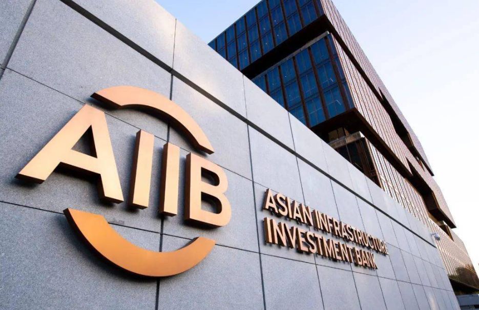 中国对等驱逐后，加拿大宣布冻结与亚投行关系，并暗示“退群”