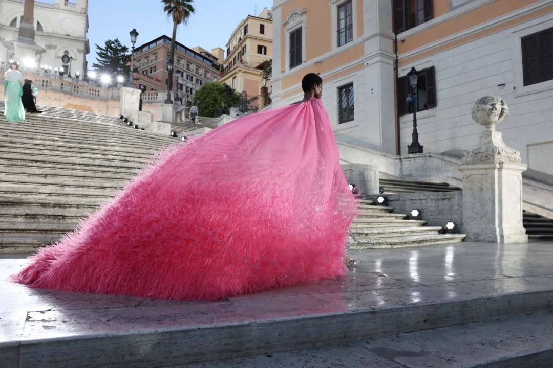 这场秀是致敬过去的大秀,当年品牌创始人 valentino garavani(瓦伦