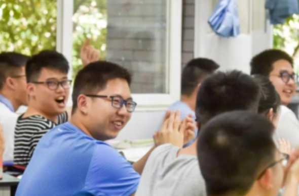 高考体检要“全裸上阵”，女生听了脸都红了，医生：谁愿意看你