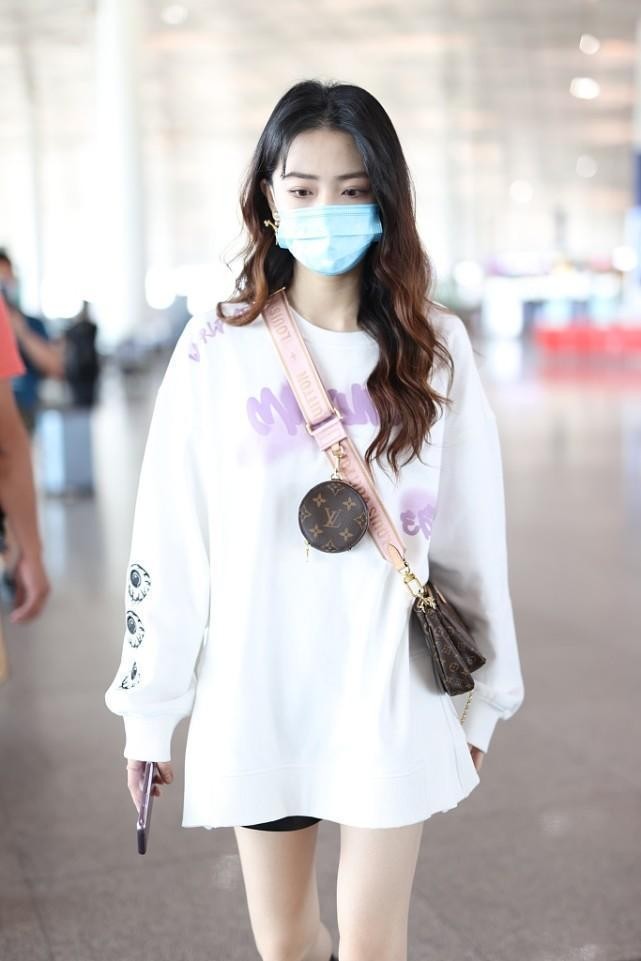 长款卫衣怎么搭配(长款卫衣怎么搭配下身)-知道啦