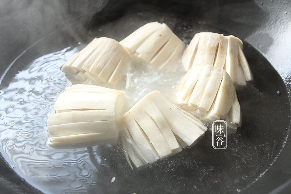 年夜饭，杏鲍菇这样做，不炒不凉拌，好吃又喜庆，寓意：锦上添花