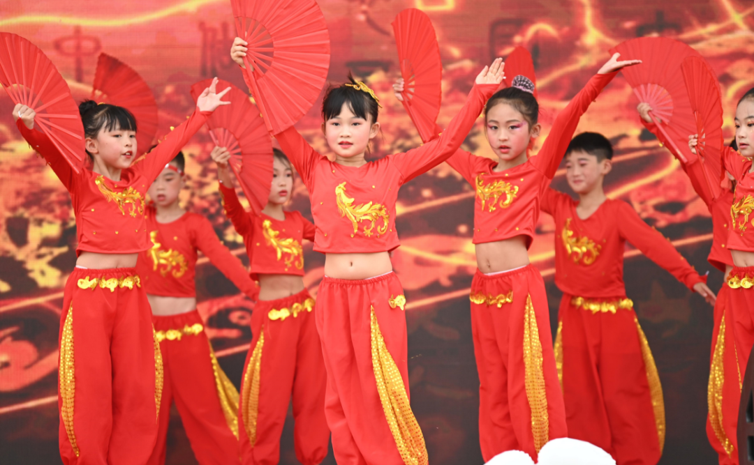 棠湖小学（南区）隆重举行庆祝“六一儿童节”文艺汇演暨颁奖典礼