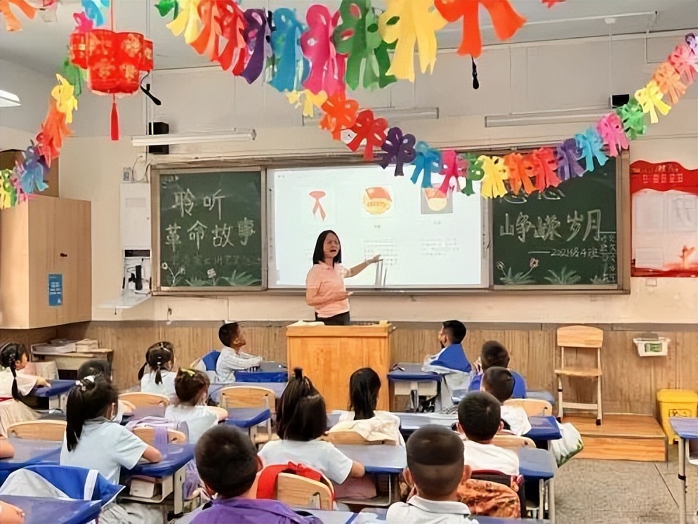成都高新区中和小学举行2021级党员家长进校园讲党史主题活动