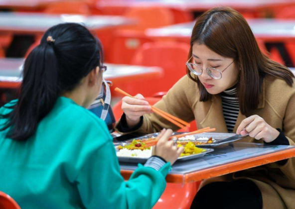 女大学生返校行李箱装满“小秘密”，引发网友共鸣，堪称人间真实