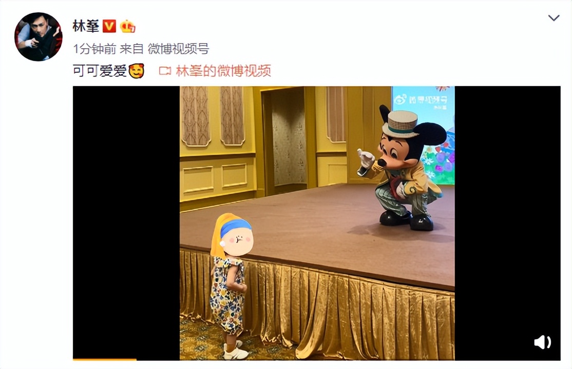 林峯夫妇带娃游玩，1岁格格追蝴蝶热得满头大汗，投喂爸爸好贴心