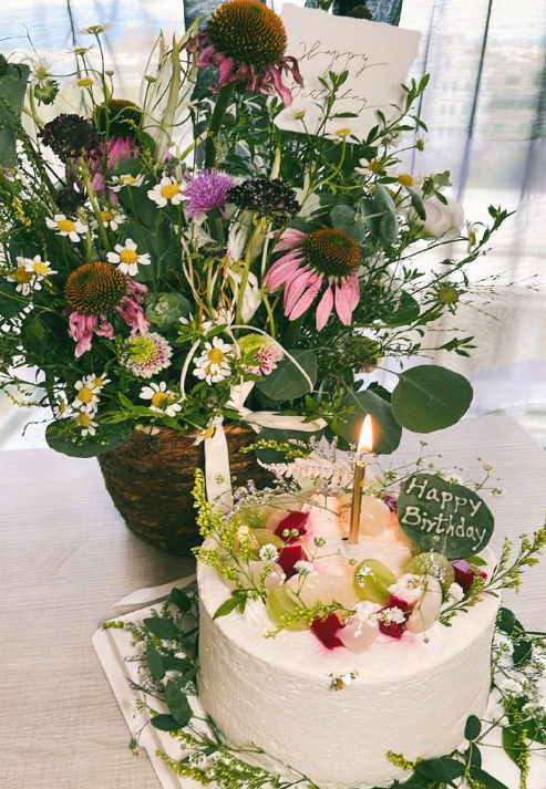 Ella晒全家福庆祝41岁生日，被老公儿子左右夹吻，一家三口超幸福