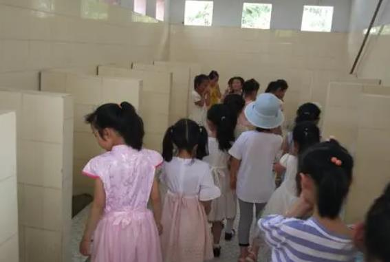 宁夏一小学女生生理期，因厕所无门被同学嘲笑，学校已做出回应