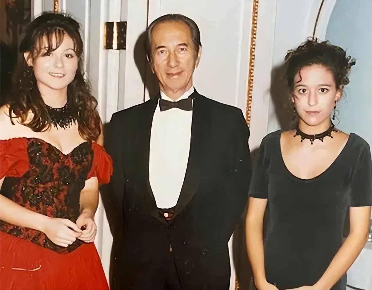 赌王嫡孙女罕见发动态，眉眼像极亡父何猷光，不争家产却身价不菲