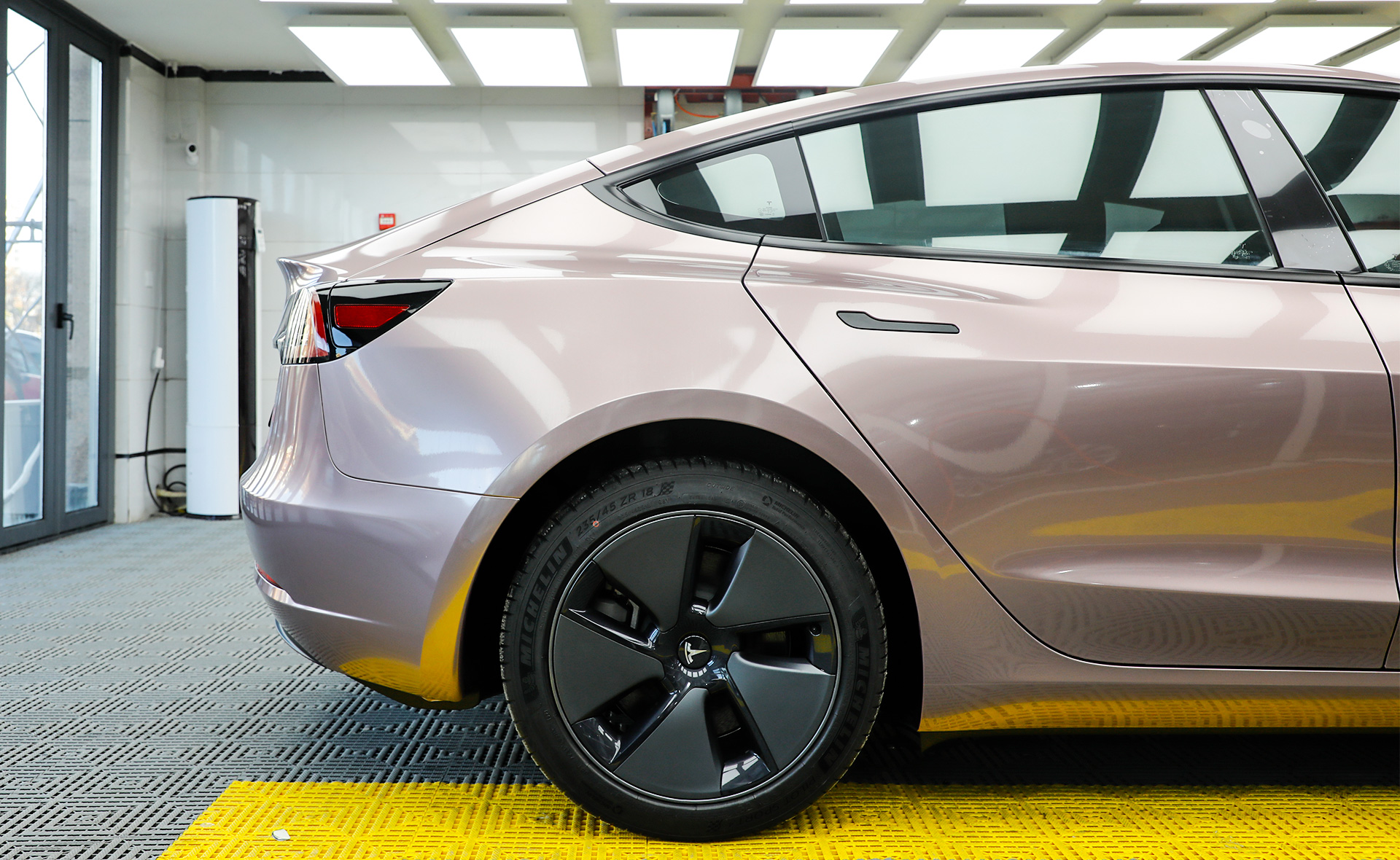 车身改色｜特斯拉Model3，总逃不过一款冰莓粉