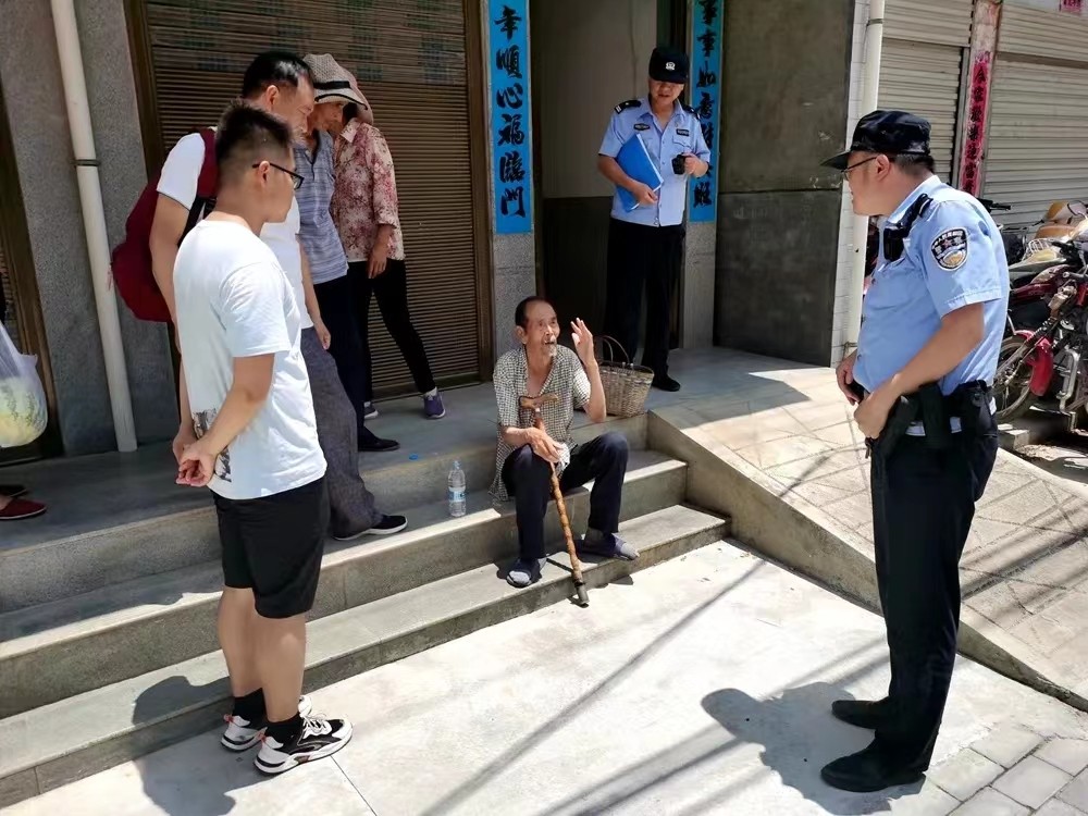 商洛八旬老人不慎摔倒路边 民警及时救助